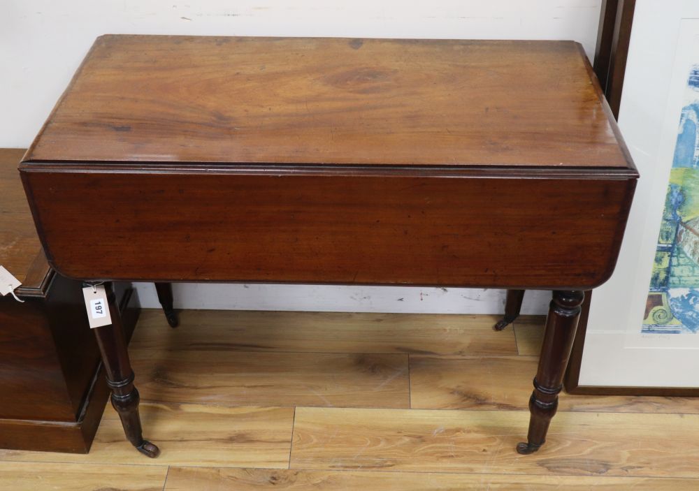 A Victorian mahogany Pembroke table, W.91cm, D.46cm, H.70cm